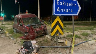 Tırın çarptığı hafif ticari araç savrulup bir başka tıra çarptı: 2 ölü