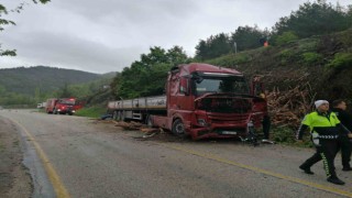 Tokatta odun yüklü tır devrildi: 1 yaralı