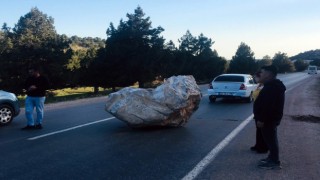 Tonlarca ağırlığındaki kaya yola yuvarlandı