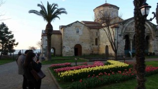 Trabzondaki Ayasofya Camii lalelerle başka güzel