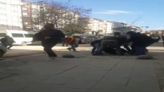 Trafikteki yol verme tartışması sopalı kavgaya dönüştü