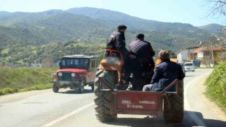 Traktör arkasında tehlikeli yolculuk