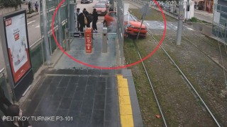 Tramvay istasyonunda ölümün teğet geçtiği anlar kamerada
