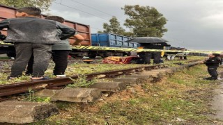 Trenin çarptığı genç hayatını kaybetti