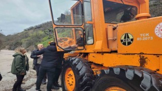 Tuncelide taşkında mahsur kalan 11 vatandaş, karayolları ekipleri tarafından kurtarıldı