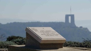 ‘Türk dostu İngiliz subay mezarı Şehitler Abidesini selamlıyor