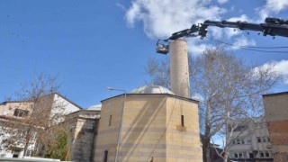 Türkiyenin türbeye açılan mihraplı tek camisinin minaresi söküldü