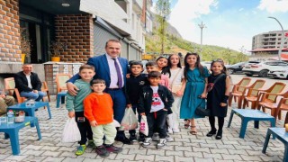 Uludere Belediye Başkanı Ürek, çocuklarla bayramlaştı