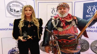 Ünlü moda tasarımcısı Sert, EMITT Fuarındaki Nazilli standına hayran kaldı