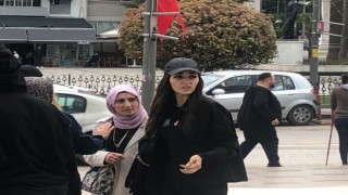 Ünlü oyuncu Hande Erçel Bandırmada dedesinin cenazesine katıldı