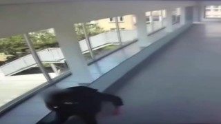 Üst geçitte yaşanan saldırı anı güvenlik kameralarına yansıdı