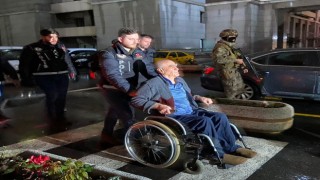 Uyuşturucu baronu, polisi karşısında görünce ellerini kaldırmış