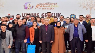 Diyarbakır Valisi Ali İhsan Su, gençlerle iftar yaptı
