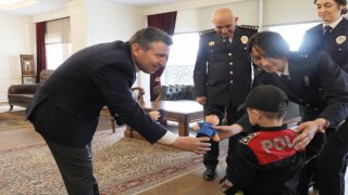 Vali Ataydan küçük polise hediye
