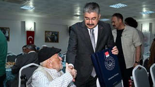 Vali Erdinç Yılmaz, Huzurevi sakinleriyle iftarda buluştu