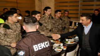 Vali Hacıbektaşoğlu, sahurda mahalle bekçileri ile bir araya geldi
