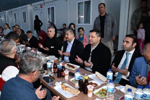 Vali Yılmaz, depremzedelerle iftarda buluştu