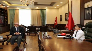 Valilik koltuğuna oturdu, “ Mahallere kütüphaneler kuracağım”
