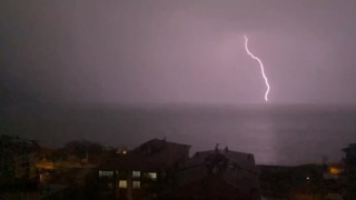 Van Gölüne düşen şimşekler geceyi gündüze çevirdi