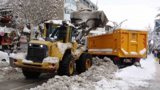 Vanda 83 yerleşim yerinin yolu kardan kapandı