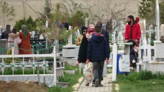 Vanda Arefe günü şehitlik ve mezarlıklar doldu taştı