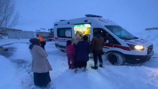 Vanda köyde kardan mahsur kalan hamile kadın hastaneye ulaştırıldı