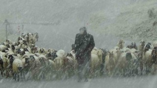 Vanın yüksek kesimlerine kar yağdı, çobanlar zor anlar yaşadı