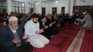Vanlılar Kadir Gecesinde camilere akın etti