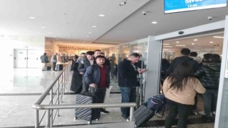Vatandaşlar yeni açılan Ankara-Sivas Yüksek Hızlı Treni önünde uzun kuyruklar oluşturdu