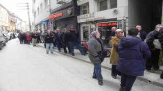 Vatandaşların metrelerce uzayan baklava kuyruğu