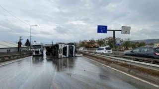 Virajda kontrolden çıkan tır devrildi, sürücü yaralandı