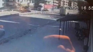 Virajı alamayan otomobil tıra çarparak takla attı: 1 yaralı