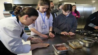Yabancı öğrenciler yaprak sarma ve mantı yaptılar