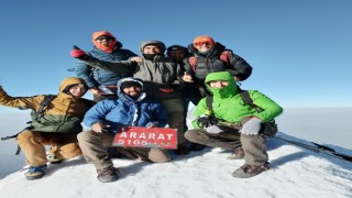 Yabancı turistler Ağrı Dağı zirvesinde