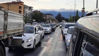 Yağış ve kazalar bayram trafiğini felç etti