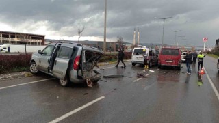 Yağışlı hava kazaları da beraberinde getirdi, 7 araç birbirine girdi