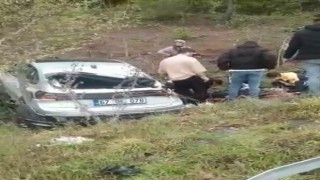 Yağışlı havada kontrolden çıkan otomobiller takla attı; 2 yaralı