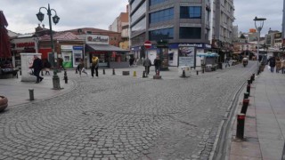 Yağmur yağdı, çarşı sokakları bomboş kaldı