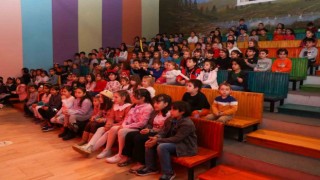 Yalovada çocuklar illüzyon gösterisi ile eğlendi