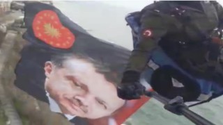 Yamaç paraşütçüsü Cumhurbaşkanı Erdoğan sevgisini gökyüzüne taşıdı