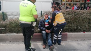 Yayalara yol veren ATVye hafif ticari araç çarptı: 3 yaralı