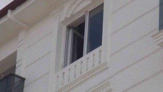 Yeni taşındığı evinin camlarını silmek isterken 6. kattan düşen kadın hayatını kaybetti