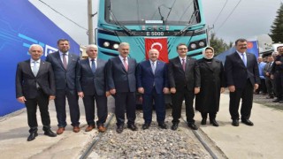 Yerli ve milli ‘Elektrikli Ana Hat Lokomotifi E5000 törenle raya indirildi