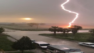 Yıldırımın düşme anını cep telefonuyla kaydetti