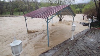 Yoğun yağış nedeni ile Tağar çayı taştı, bağ evleri ve araziler su altında kaldı