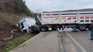 Yol kenarındaki toprak yığınına çarpan tırın sürücüsü yaralandı