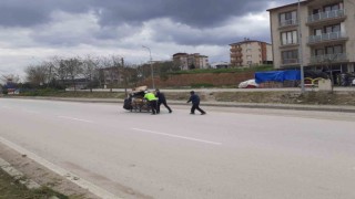 Yol uygulaması yapan polis kağıt toplayıcısı yaşlı adamın yardımına koştu