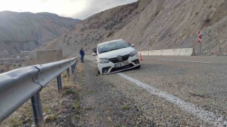 Yola düşen taşlar kazaya neden oldu: Otomobil bariyerlere çarptı