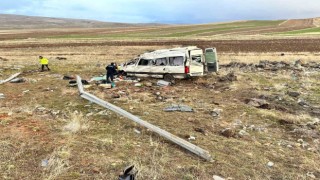 Yolcu minibüsü şarampole uçtu: 2 ölü, 7 yaralı