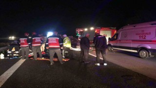 Yolcu otobüsüne çarpan otomobil takla atarak karşı şeride geçti: 1i ağır, 4 yaralı